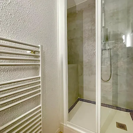 Apartment En Bord De A Avec Loggia, Parking Prive Et Acces Direct A La - Fr-1-338-566 *